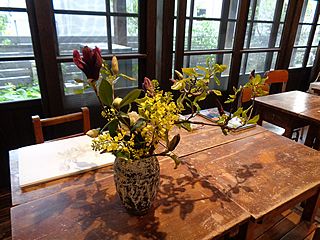 いけばな作品・木蓮、白椿、葉牡丹の花