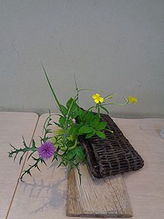 なげいれ作品・野薊、馬の足型、紅羊歯、深山鳴子百合、稚児百合、一人静、升草、芒