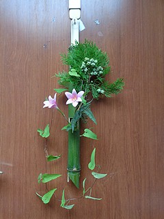 いけばな作品・サフランモドキ、コノテガシワ、シダ、山芋の蔓