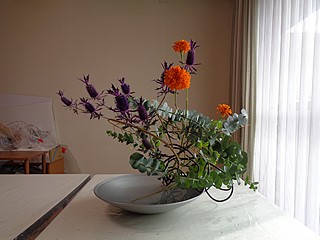 いけばな作品・ユーカリ、コウリヤナギ、エリンジウム、マリーゴールド