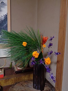 いけばな作品・大王松、ヘリコニア、エリンジウム、マリーゴールド