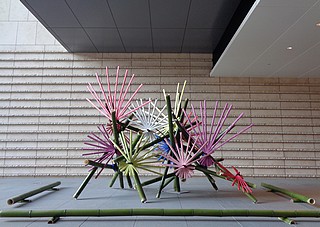 草月会東京西支部作品・いけばな草月流 紀尾井町正月花 至りたる華－春の初風に扇舞う