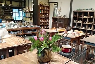 いけばな作品・ロウバイ、チューリップ、エレガンテシマ（コノテガシワ）