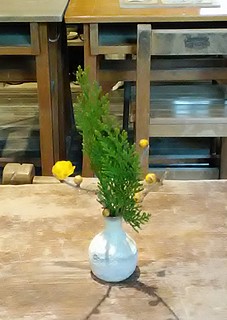 いけばな作品・ロウバイ、エレガンテシマ（コノテガシワ）