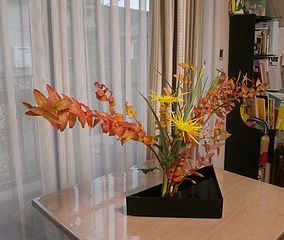 いけばな作品・ヒペリカム（紅葉）、糸菊、アイリス　裏側