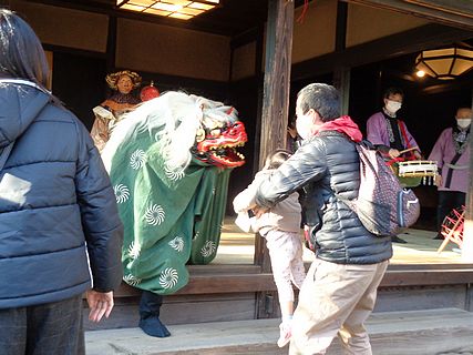 お獅子に頭噛まれるの図