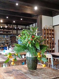 いけばな作品・千両、杉、おたふく南天、シークァーサー、バラの実