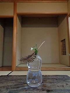 いけばな作品・水仙、雁足