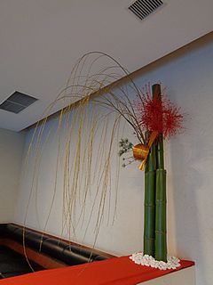 いけばな作品・竹・アリウムシュベルティ(着色）・根引松・六角堂柳・水引