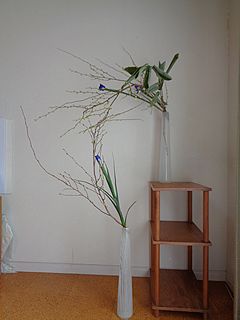 いけばな作品・姫ミズキ、熊笹、アイリス