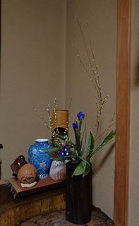 いけばな作品・姫ミズキ、熊笹、アイリス