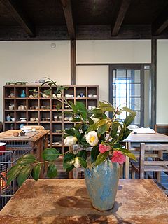 いけばな作品・山茶花、白玉椿