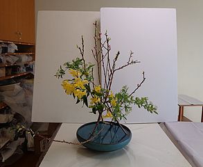 いけばな作品・桃、コデマリ、アルストロメリア