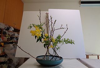 いけばな作品・桃、コデマリ、アルストロメリア