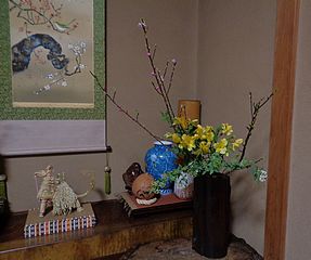 いけばな作品・桃、コデマリ、アルストロメリア