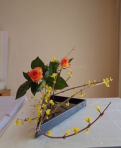 いけばな作品・レンギョウ、バラ(オレンジ）、グリーントリュフ（テマリソウ）