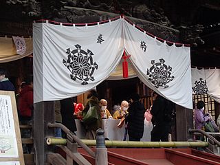 だるまに目を入れていただく