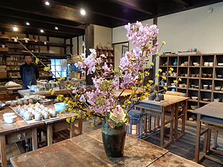 いけばな作品・河津桜、サンシュユ、葉牡丹
