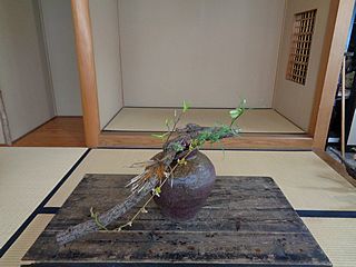 いけばな作品・古木、椿、翁草、貝母百合（バイモユリ）、棕櫚枯葉、なわしろいちご、銀葉