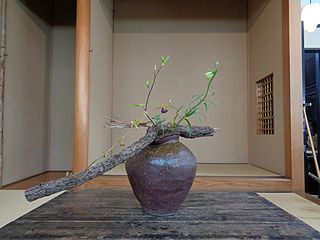 いけばな作品・古木、椿、翁草、貝母百合（バイモユリ）、棕櫚枯葉、なわしろいちご、銀葉