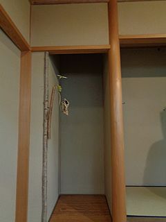 いけばな作品・枯れ蓮の葉、笹、シダ