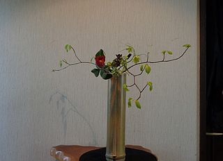 いけばな作品・銀葉、椿、翁草、貝母百合（バイモユリ）、黒百合