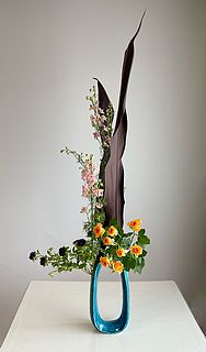 いけばな作品・ブラックリーフ、ピンク ラースクパー（千鳥草）、紫アスター、スプレーバラ(オレンジ）