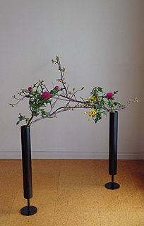いけばな作品・大島桜、薊（アザミ）、スプレー菊（黄色）