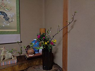 いけばな作品・大島桜、薊（アザミ）、スプレー菊（黄色）