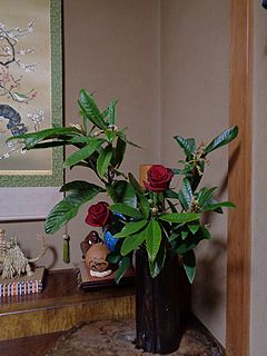 いけばな作品・ビワ、バラ