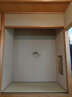 なげいれ作品・葛の蔓（枯れもの）、蛇苺、貝母百合（ばいもゆり）