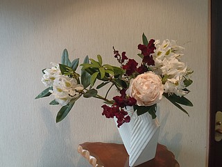 いけばな作品・キンギョソウ・ブラックプリンス、シャクナゲ・マダムマッソン、芍薬