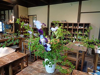 いけばな作品・ドウダンツツジ、リョウブ（コバノズイナ）、ジャーマンアイリス