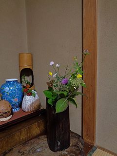 いけばな作品・山紫陽花、野薊、馬の足型、河原撫子、深山鳴子百合、虎杖、紅羊歯、稚児百合、一人静、升草、芒