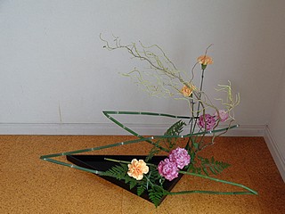 いけばな作品・カーネーション２色、レザーファン、ウンリュウヤナギ、トクサ