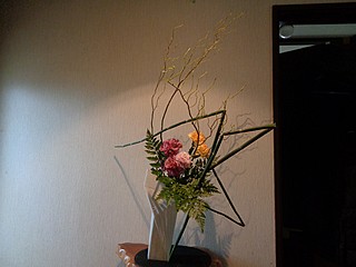 いけばな作品・カーネーション２色、レザーファン、ウンリュウヤナギ、トクサ