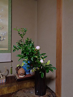 いけばな作品・イボタ、芍薬、スターチス