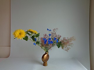いけばな作品・スモークツリー、ヒマワリ、デルフィニウム