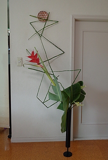 いけばな作品・糸芭蕉、トクサ、ヘリコニア、アンスリウム（グリーン）