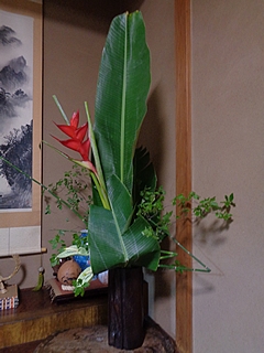 いけばな作品・糸芭蕉、トクサ、ヘリコニア、アンスリウム（グリーン）、ドウダンツツジ