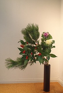 いけばな作品・お正月花　根引き松、葉牡丹、千両