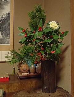 いけばな作品・お正月花　根引き松、葉牡丹、千両