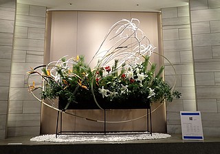 東京ガーデンテラス紀尾井町「いけばな草月流お正月花」草月会東京西支部作品「耀 sparkle」