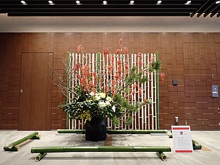 東京ガーデンテラス紀尾井町「いけばな草月流お正月花」草月会東京西支部作品「慶 celebrate」