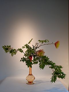 いけばな作品・ナナカマド、菊（アナスタシア）、小菊